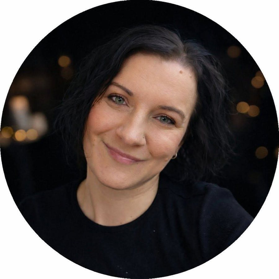 Portret Marty Łużnej — uśmiechnięta instruktorka jogi dla dzieci